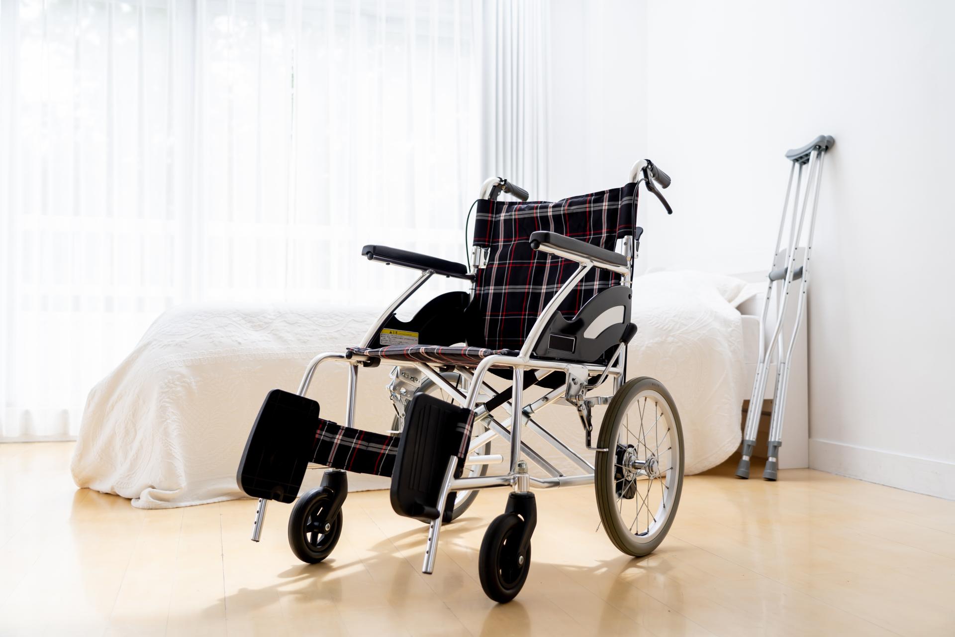 小ぶりの椅子残り1台。民泊清掃会社廃業によるリネンと備品の販売。 